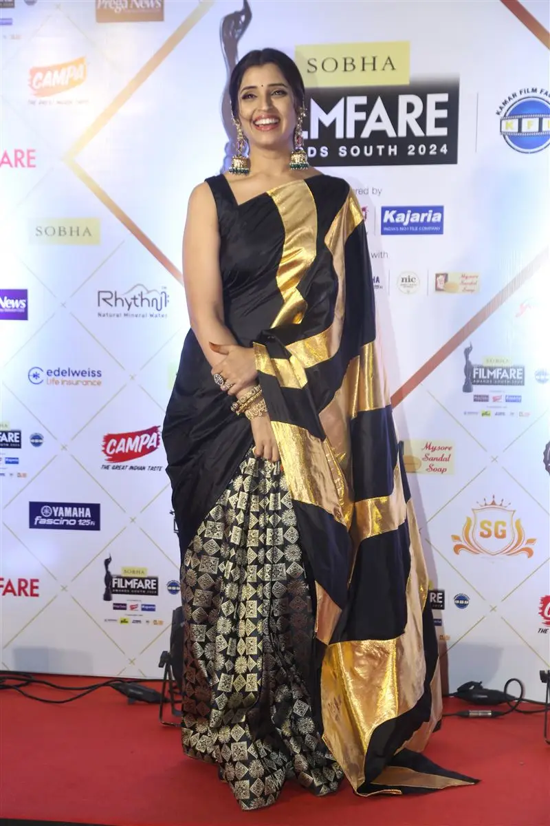 Telugu Tv Anchor Syamala in Sleeveless Black Saree